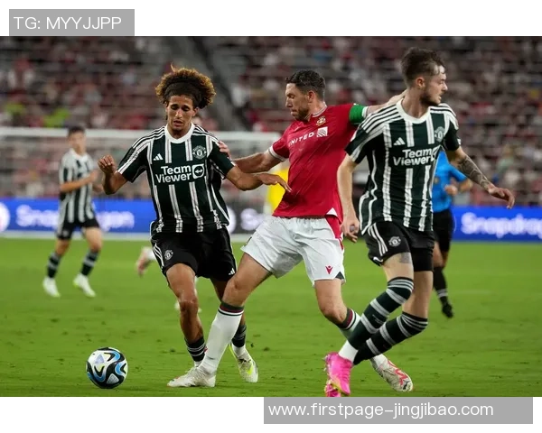 曼联与雷丁历史交锋回顾及两队发展历程分析